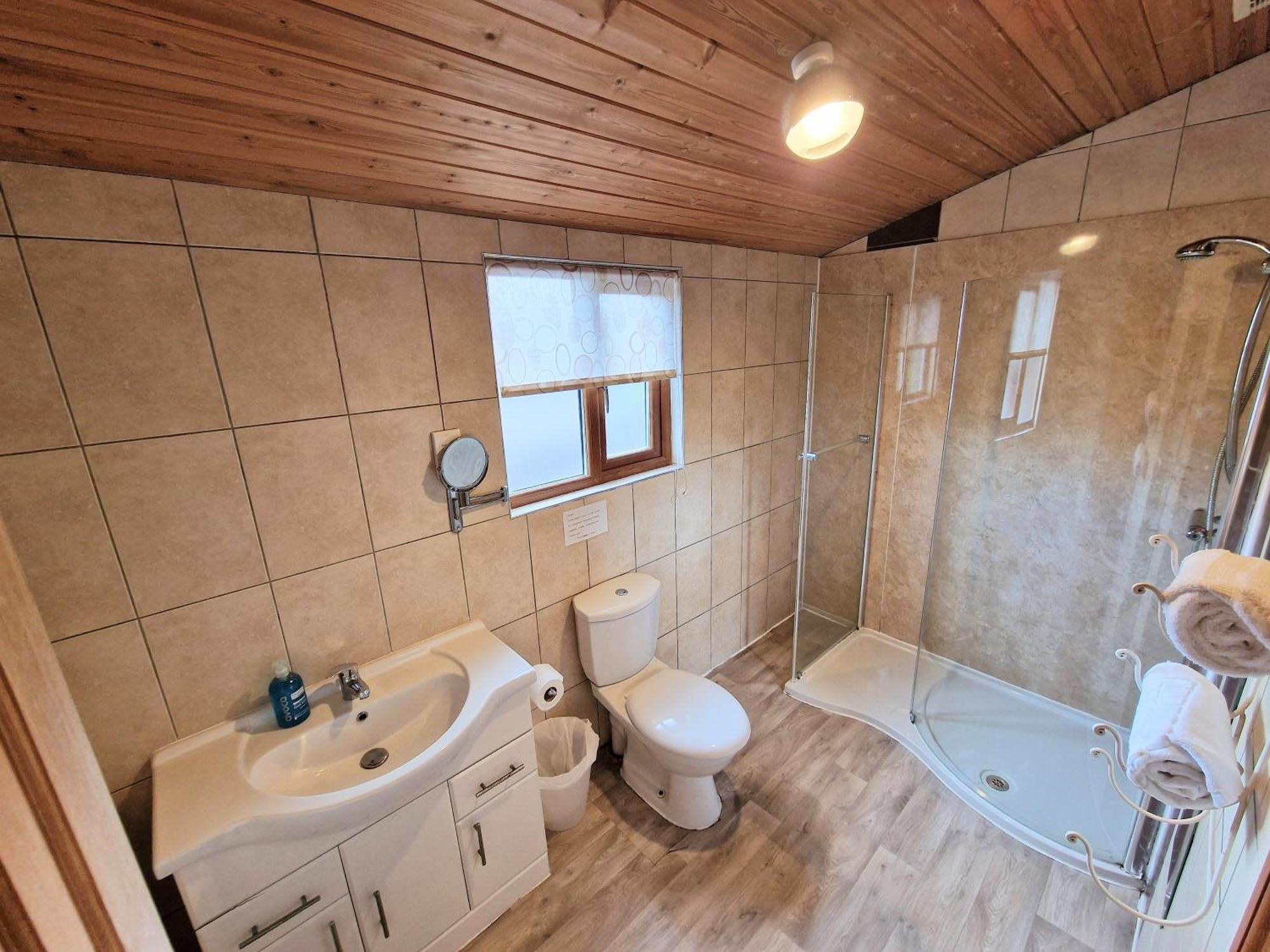 Lomond 5 With Private Hot Tub - Fife - Loch Leven - Lomond Hills - Pet Friendly Kelty Exterior foto