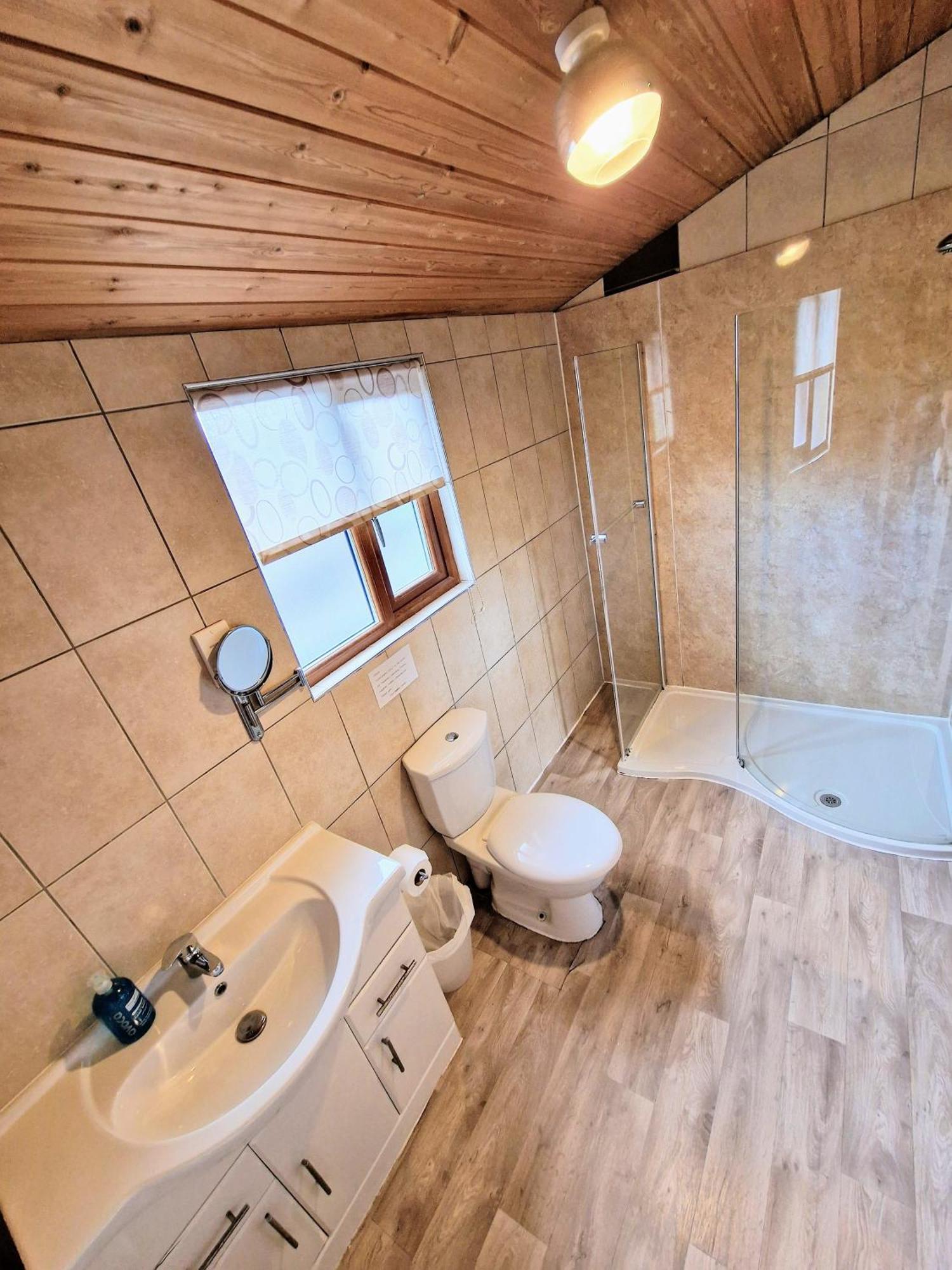 Lomond 5 With Private Hot Tub - Fife - Loch Leven - Lomond Hills - Pet Friendly Kelty Exterior foto